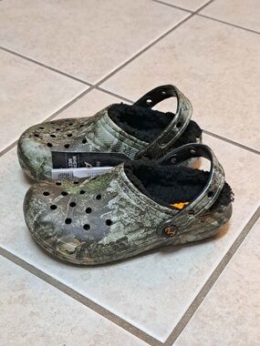 Crocs Realtree APX Lined Classic Clogs- Realtree APX Camo Print - Kids sz C13